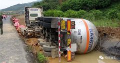 廣西百色：液氨運(yùn)輸罐車高速路側(cè)翻 消防緊急處置